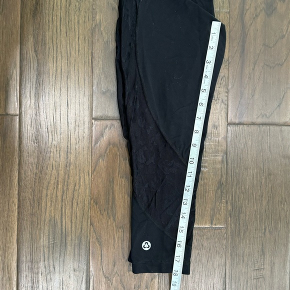 Titika Cropped Leggings - Picture 8 of 8